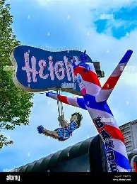 Artikel ini membahas secara menyeluruh tentang penggunaan sky dancer untuk barbershop: mulai dari fungsi, jenis, ukuran, desain, konsumsi listrik, kesalahan umum, hingga strategi kombinasi dengan media promosi lain. Semua dijelaskan dari sudut pandang pemilik usaha, bukan sekadar penjual produk.